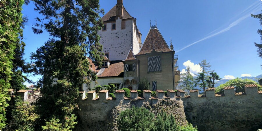 Schloss Oberhofen: Ein märchenhafter Zufluchtsort am Ufer des Thunersees, Schweiz